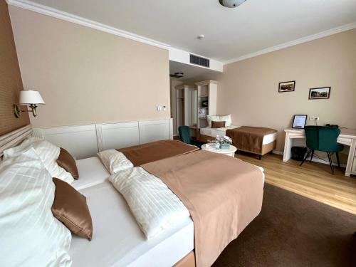 Postel nebo postele na pokoji v ubytování Wellness Hotel Pivovar Monopol