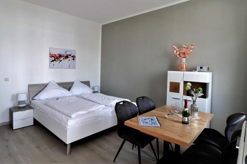 ザスニッツにあるVilla Azurのベッドルーム1室(ベッド1台、テーブル、椅子付)