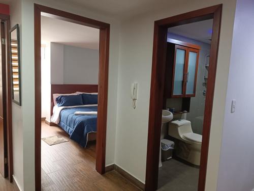 1 dormitorio con cama y baño con espejo. en LA CASA DE MATHIAS 'Samcal', en Baños