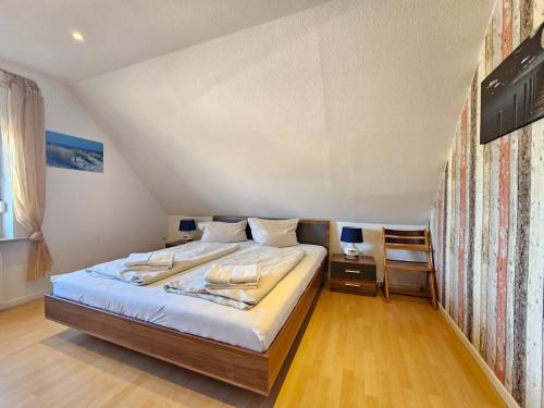 a bedroom with a large bed in a room at Ferienwohnung Huus Merle Booven in Neßmersiel
