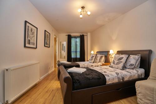 ein Schlafzimmer mit einem Bett und einem Sofa in der Unterkunft Fountainbridge Residence in Edinburgh
