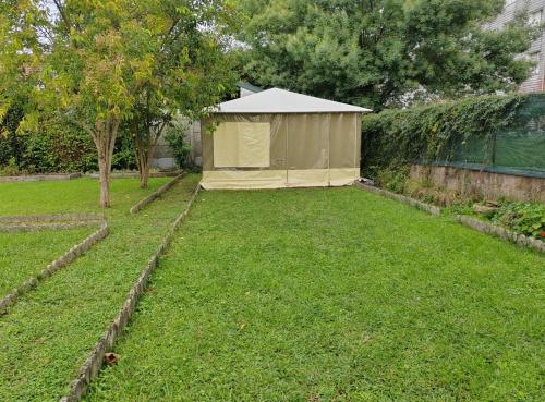 une arrière-cour avec une tente dans l'herbe dans l'établissement Tente Eco Lodge zen Bayonne, à Bayonne