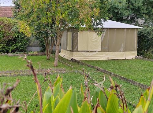a tent in the middle of a yard at Tente Eco Lodge zen Bayonne in Bayonne