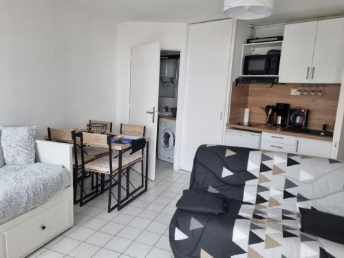 une pièce avec une cuisine et un salon dans l'établissement Studio cosy CLIMATISE vue mer Canet Plage 3étoiles, à Canet