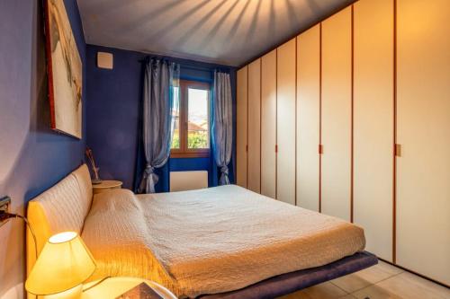A bed or beds in a room at Villa Iris -Pet friendly stay - garden - private parking- Bike friendly holiday house
