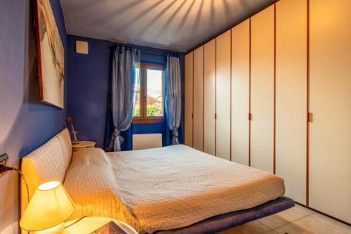コーリコにあるVilla Irisのベッドルーム1室(青い壁のベッド1台、窓付)
