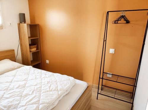 Ein Bett oder Betten in einem Zimmer der Unterkunft Le Bas Champ