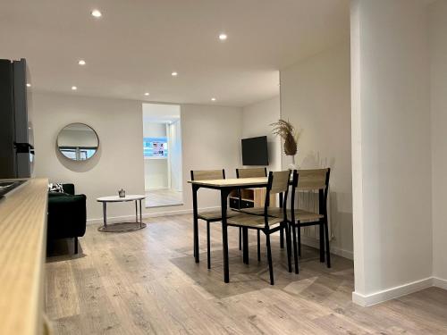 un salon avec une table et des chaises de salle à manger dans l'établissement Suite Maël - Check in h24 - Wifi, à Lyon