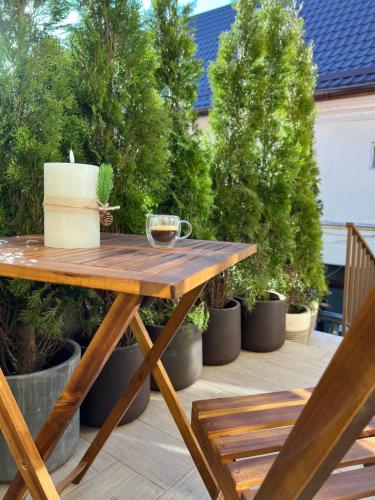 drewniany stół ze świecą na patio w obiekcie Studio Rezistenta w Fogaraszu
