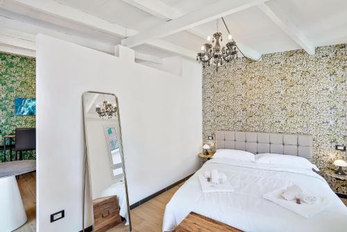 1 dormitorio con cama blanca y pared en Incanto, TerreMarine, en Riomaggiore