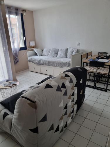 uma sala de estar com uma cama e um sofá em Studio cosy vue mer Canet Plage 3étoiles em Canet-en-Roussillon
