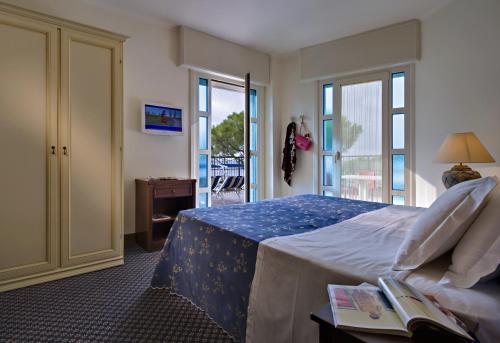 Postel nebo postele na pokoji v ubytování Termini Beach Hotel & Suites