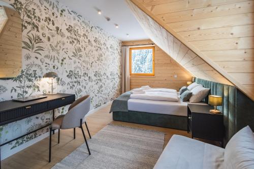 een slaapkamer met een bed en een bureau in een kamer bij Ł.owca relaksu in Niedzica