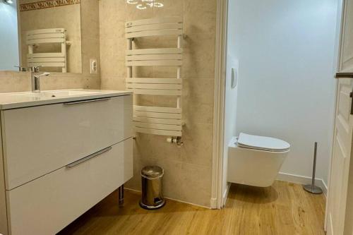 une salle de bain avec un lavabo et des toilettes dans l'établissement APPARTEMENT AU COEUR DU PARIS TOURISTIQUE, à Paris