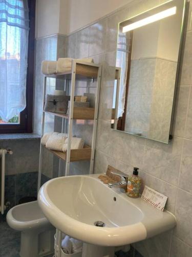 uma casa de banho com um lavatório e um espelho em Residenza Le Fornaci em Sorisole