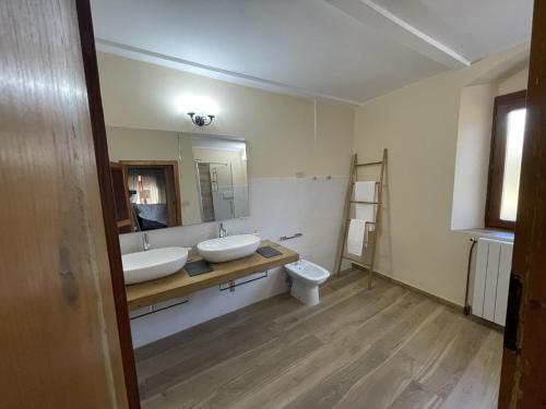 bagno con 2 lavandini e servizi igienici di Villa Loggiato a Pergine Valdarno