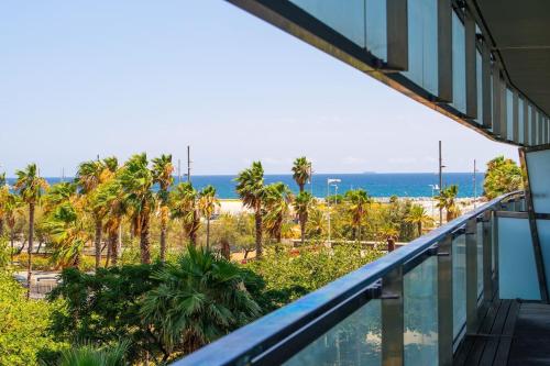 バルセロナにあるUnique Rentals-Seafront Luxe Suitesのビーチの景色を望むバルコニーが備わる客室です。