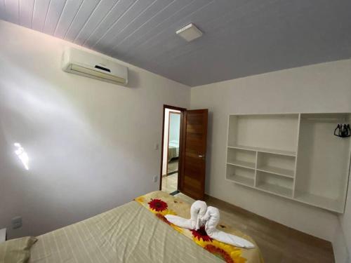 1 dormitorio con 1 cama con toallas en Casa Pirangi 2, en Parnamirim