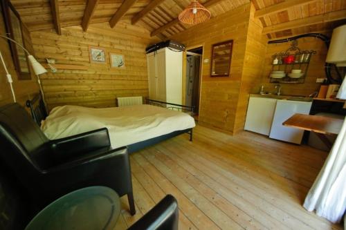 a small room with a bed and a kitchen at Domaine La Faix, Gite La Cigogne in Saint-Plaisir