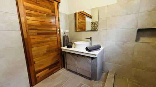 La salle de bains est pourvue d'un lavabo et d'un miroir. dans l'établissement Villa Aelia - 3 chambres - Piscine privée., à Flic-en-Flac