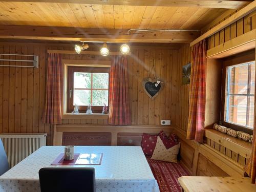 ein kleines Zimmer mit einem Tisch und einem Fenster in der Unterkunft Mühle in Görtschach in Sankt Veit in Defereggen