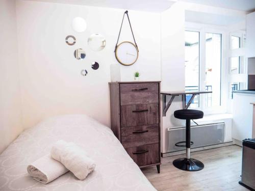 une chambre avec un lit, un bureau et un miroir dans l'établissement Studio Charles 3 hypercentre, à Nancy