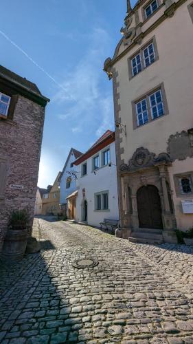 a cobblestone street in front of a building at Gästezimmer Michelskeller in Sulzfeld am Main