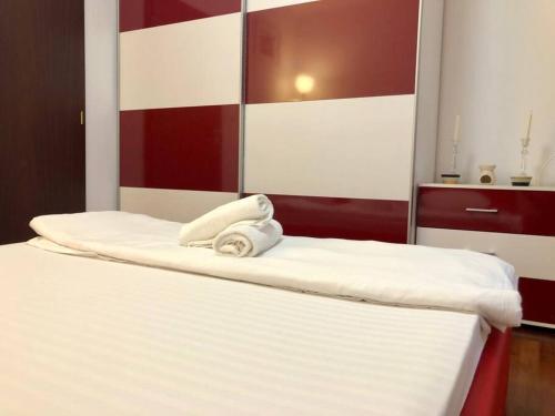 Кровать или кровати в номере Joy City Stay Martirilor Giroc 4