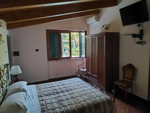 バッティパーリアにあるAgriturismo Il Rifugioのベッドルーム(ベッド1台、窓付)