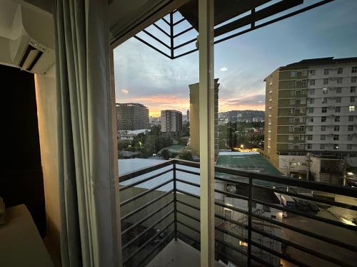 Elle offre une vue sur les toits de la ville depuis sa fenêtre. dans l'établissement Cebu Condo Hotel Daily Rent, à Cebu