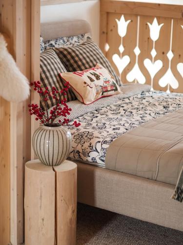 a bedroom with a bed with a vase on a stump at Owczarnia Tatry in Bukowina Tatrzańska