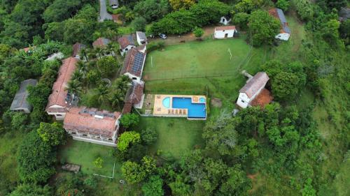 uma vista aérea de uma casa com um quintal em POUSADA NOSSA SENHORA em Penedo