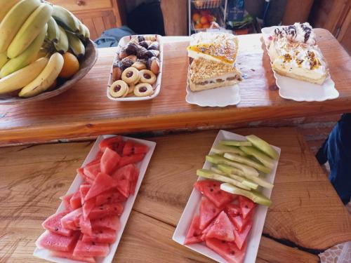 una mesa con un montón de diferentes tipos de fruta en Cabañas Santa Maria Pucon, en Pucón