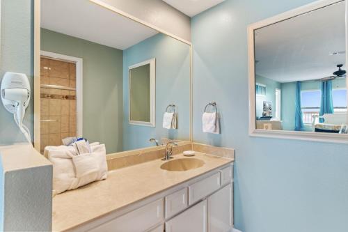 ein Badezimmer mit Waschbecken und Spiegel in der Unterkunft Breezeway in Navarre