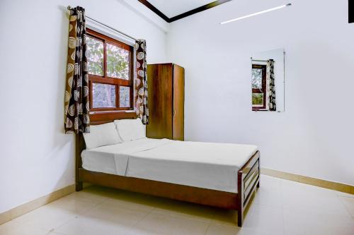 Cama en habitación con ventana en Flagship Hotel Lotus Inn, en Varanasi