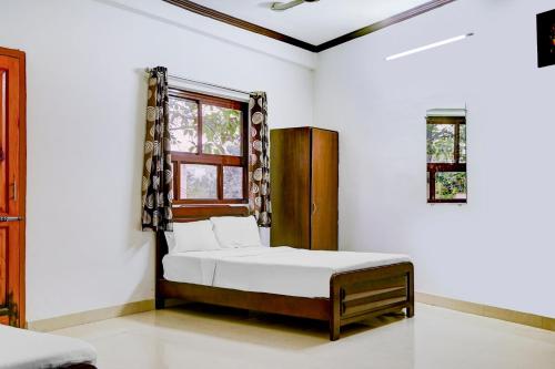 Säng eller sängar i ett rum på Flagship Hotel Lotus Inn