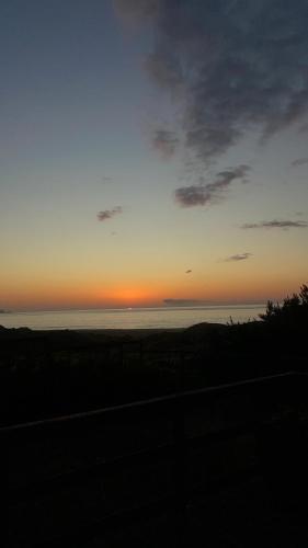 a sunset over the ocean with the sky at vista al mar curanipe cabaña/casa in Curanipe
