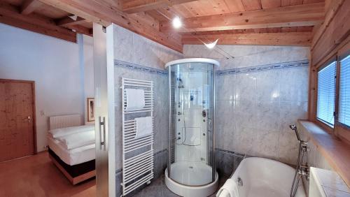 Das Bad ist mit einer Dusche und einer Badewanne ausgestattet. in der Unterkunft Hotel Garni Birkenhof in Sölden