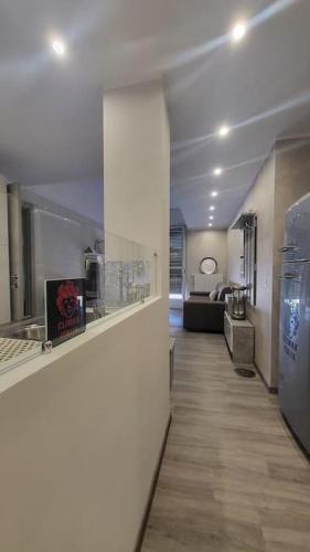 einen Flur eines Zimmers mit einer Küche und einem Wohnzimmer in der Unterkunft Modern flat in the Centre in Rapallo
