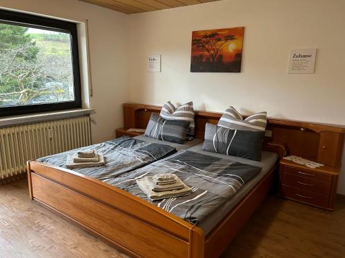ヴァルト・ミヒェルバッハにあるFerien- und Monteurwohnung Zum Waldblickのベッドルーム1室(タオル付)