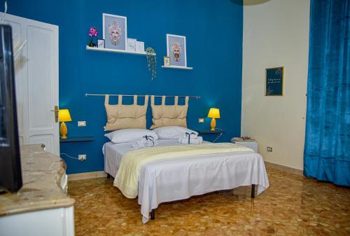 una camera da letto blu con un letto e una parete blu di Alba e i Mori a Palermo
