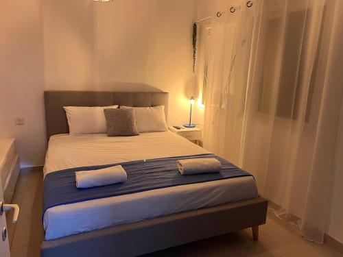 1 dormitorio con 1 cama con 2 almohadas en Duke of the Dead Sea by CROWN, en Neve Zohar