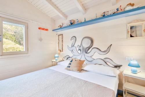 1 dormitorio con cama y ventana en Lo Chalet sul Mare, Terre Marine en Vernazza