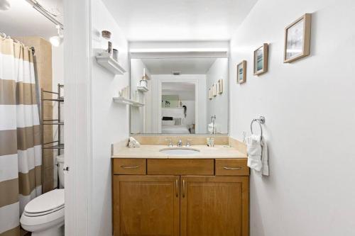 Ένα μπάνιο στο Charming Apartment near Las Olas Blvd