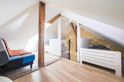 Habitación con escalera, cama y silla en L'Authentique, en Le Sappey-en-Chartreuse