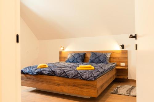 una camera da letto con un letto con asciugamani gialli di Villa verde leisure apartment a Tarvisio