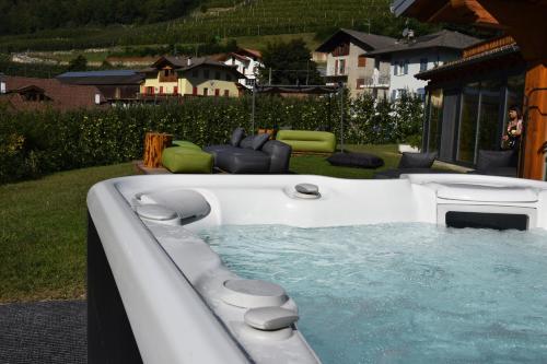 een hot tub in de achtertuin van een huis bij Agritur Il Tempo delle Mele in Caldes