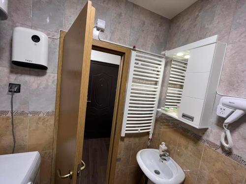 y baño con lavabo, aseo y espejo. en MSV studio apartman, en Belgrado