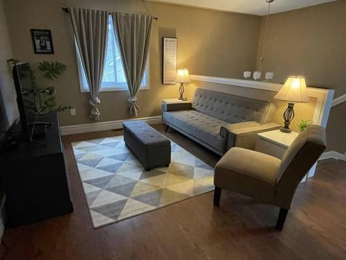Χώρος καθιστικού στο Cozy 2 bedroom home in Chatham - left side