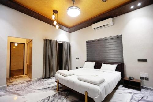 1 dormitorio con 1 cama blanca grande en una habitación en Michael Leisure & Ayurveda Retreat, en Trivandrum
